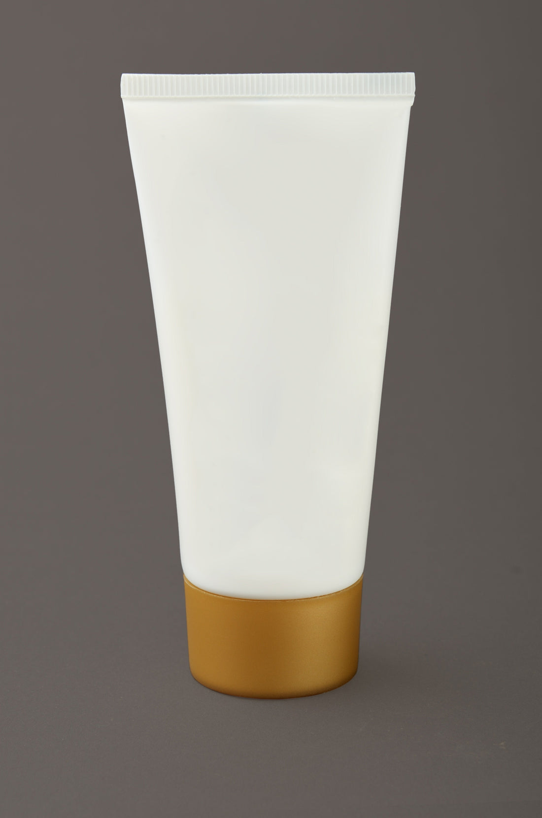Bouteille de cosmétiques blanche sans ingrédients ni étiquettes