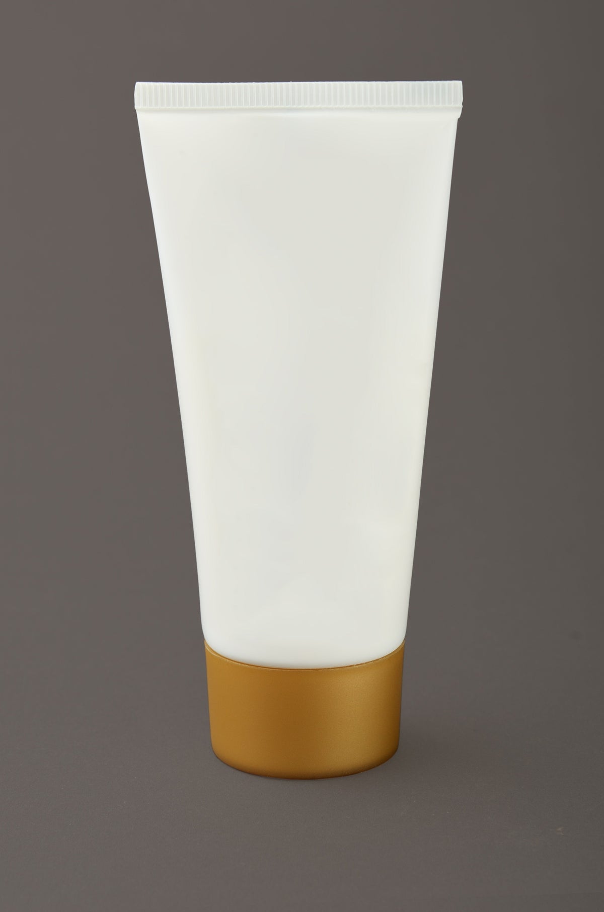 Bouteille de cosmétiques blanche sans ingrédients ni étiquettes