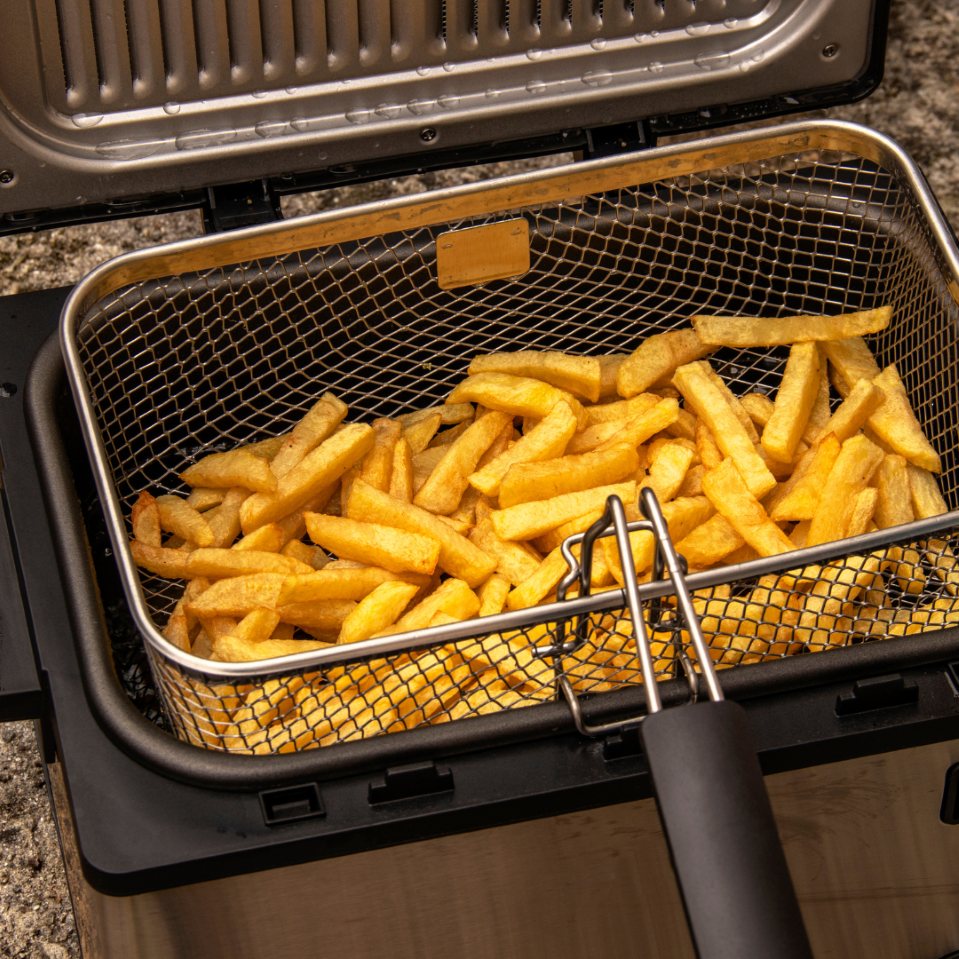 Friteuse à l'huile contenant des frites.  