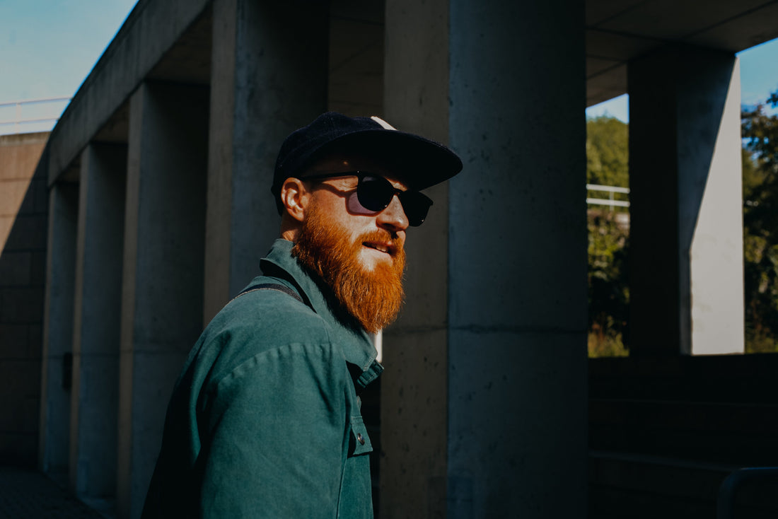 Homme avec une barbe rousse de taille moyenne. 
