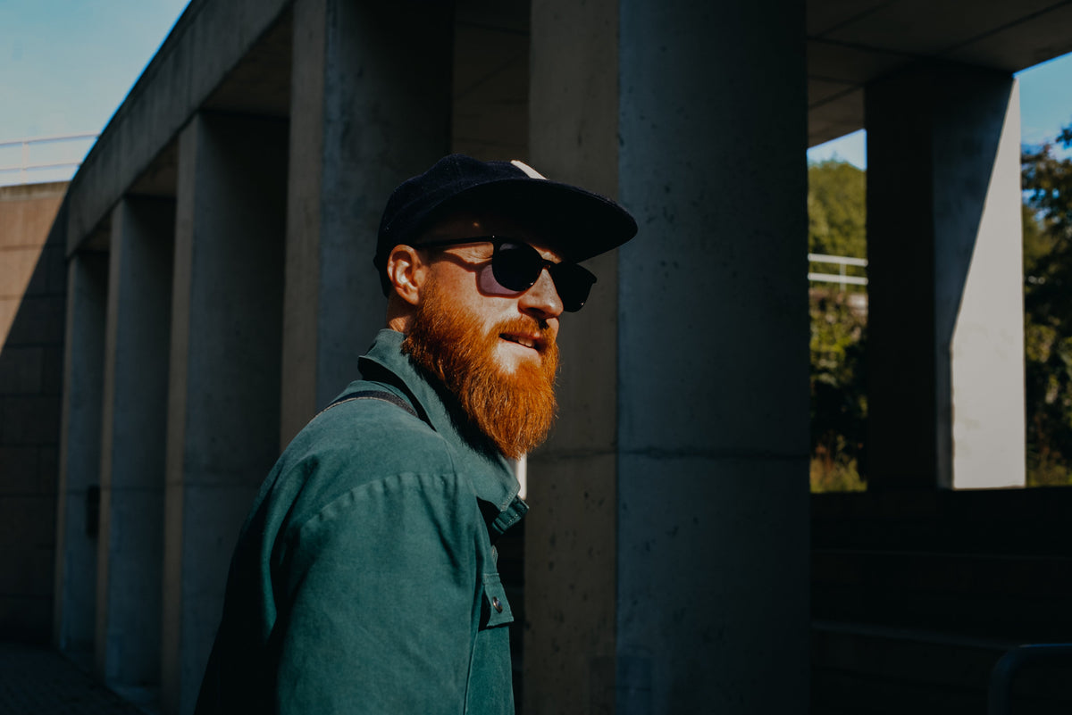 Homme avec une barbe rousse de taille moyenne. 