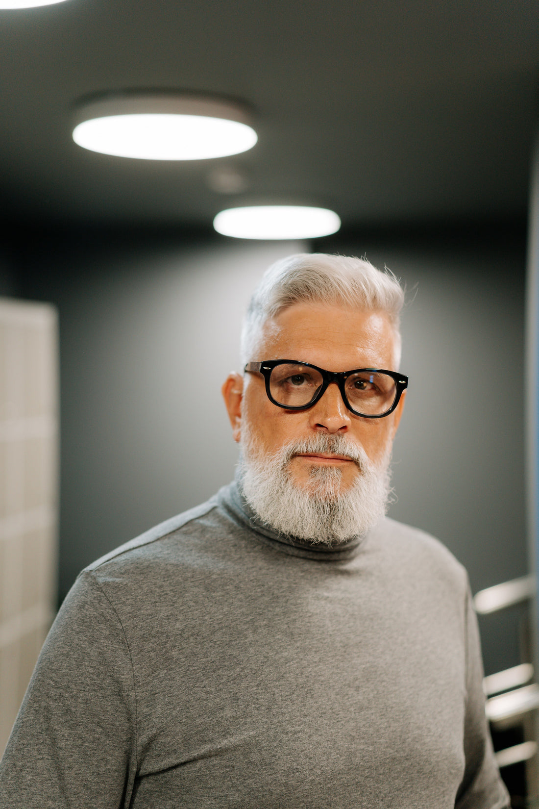 Homme avec barbe et cheveux blanc