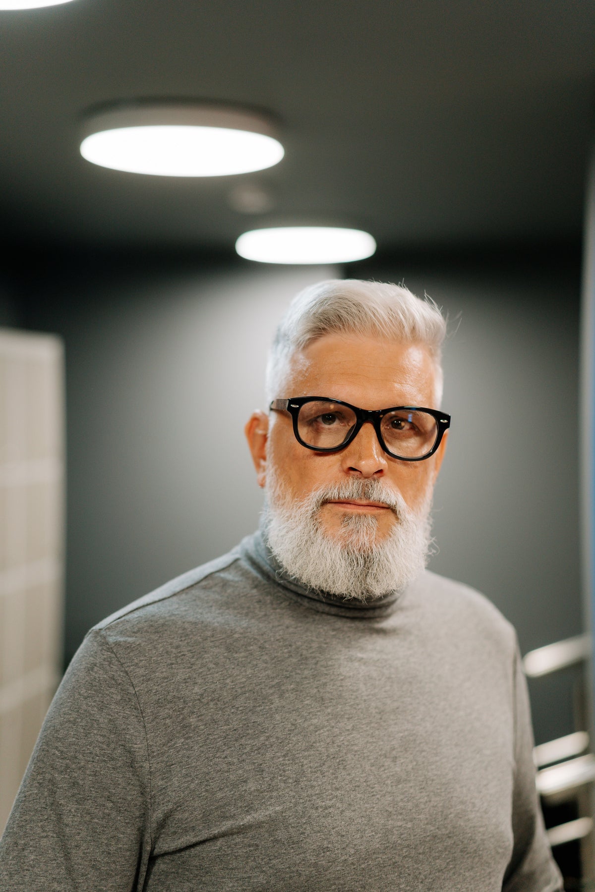 Homme avec barbe et cheveux blanc
